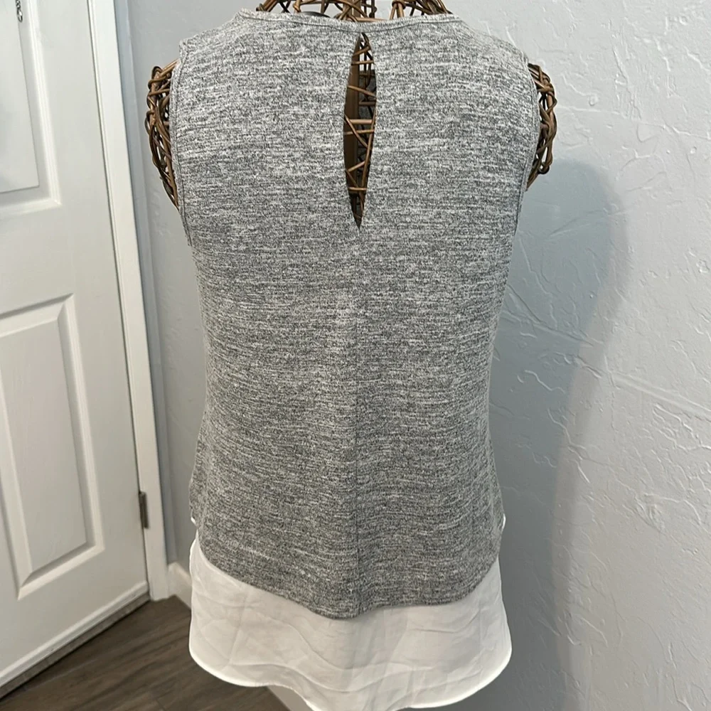 Banana Republic Gray and White Sleeveless Top. Size MP. - Picture 4 of 7